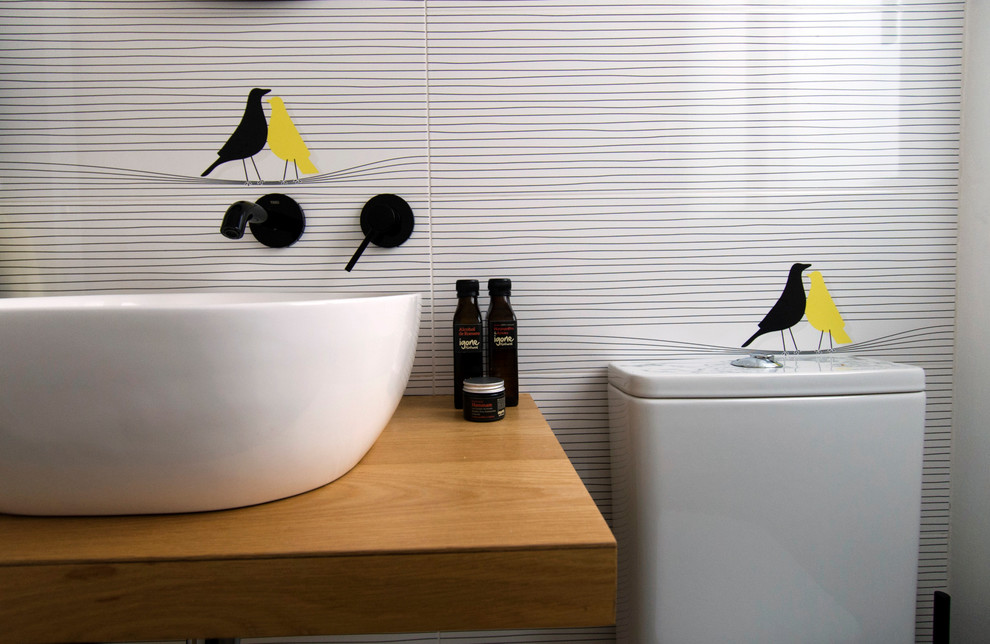 Idéer för ett mellanstort medelhavsstil badrum, med luckor med infälld panel, beige skåp, en toalettstol med hel cisternkåpa, svart och vit kakel, porslinskakel, ljust trägolv, ett fristående handfat och laminatbänkskiva