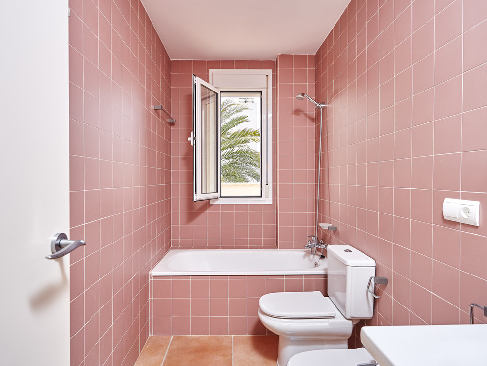 На фото: маленькая главная ванная комната в стиле фьюжн с ванной в нише, раздельным унитазом, розовой плиткой, керамической плиткой, розовыми стенами и полом из керамической плитки для на участке и в саду с