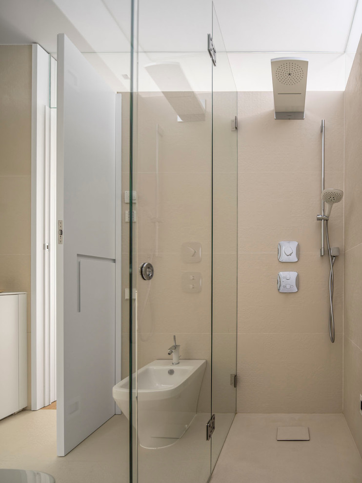 Réalisation d'une grande salle de bain principale design avec un placard en trompe-l'oeil et des portes de placard blanches.