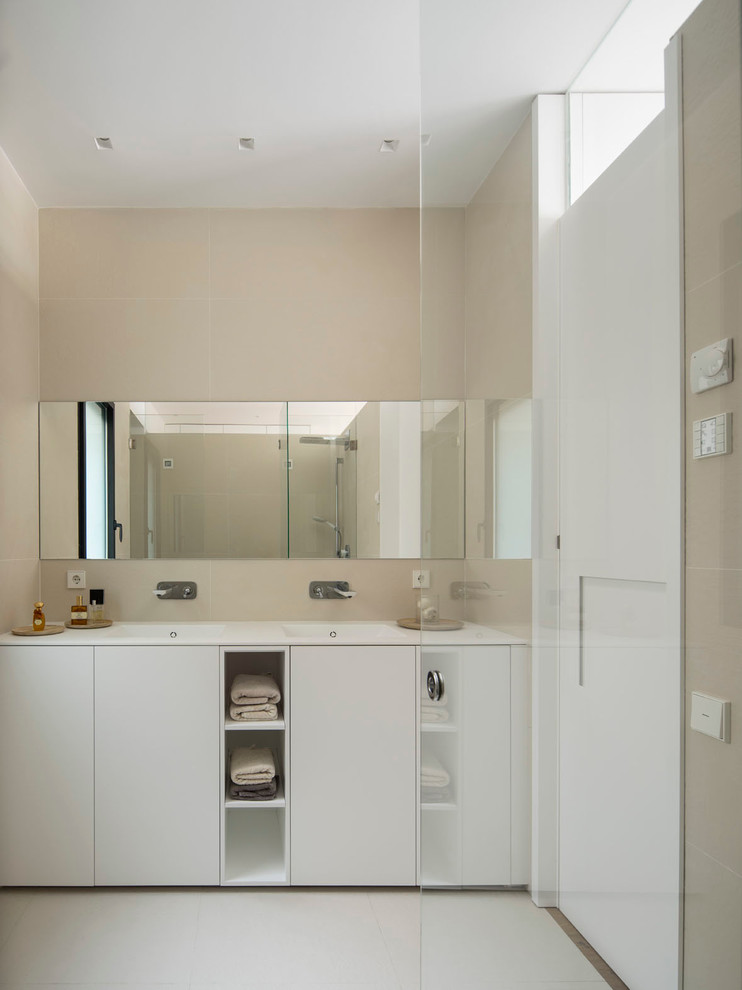 Imagen de cuarto de baño principal actual grande con armarios tipo mueble y puertas de armario blancas