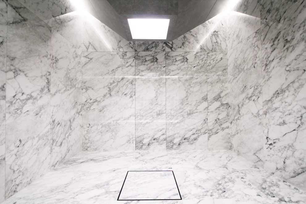 Imagen de cuarto de baño contemporáneo con aseo y ducha