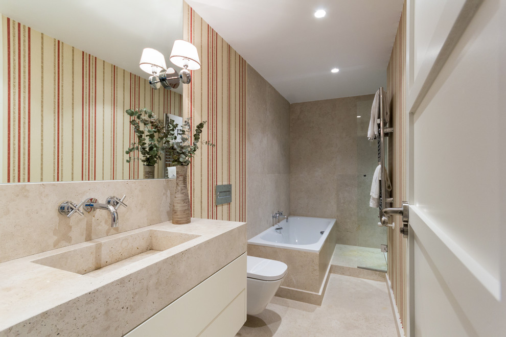Cette photo montre une salle de bain romantique de taille moyenne avec une baignoire en alcôve et un lavabo intégré.