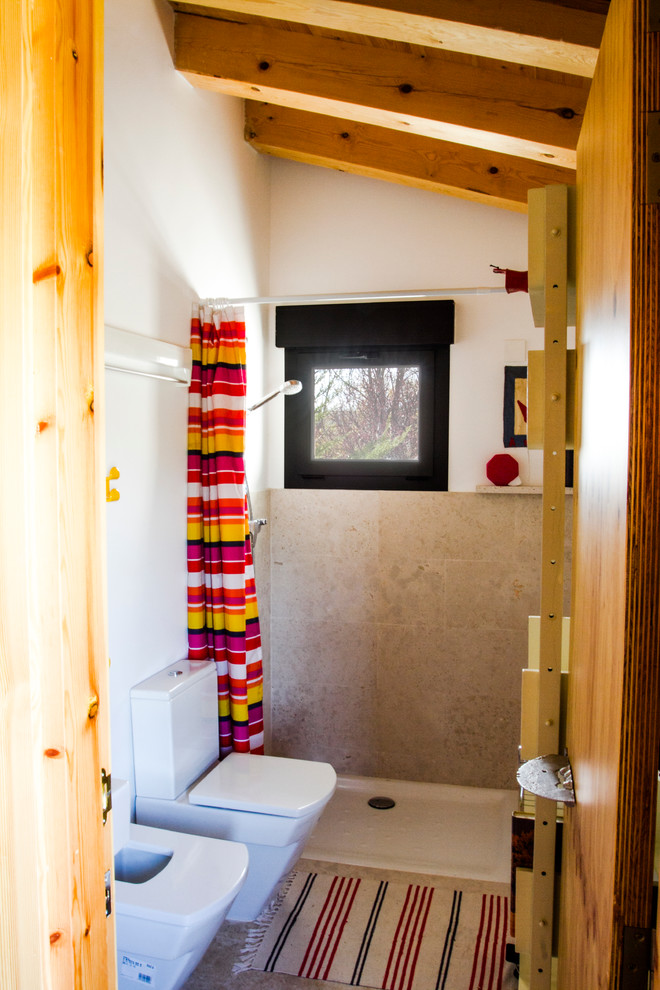 Modelo de cuarto de baño rural pequeño con ducha abierta, bidé, aseo y ducha y lavabo con pedestal