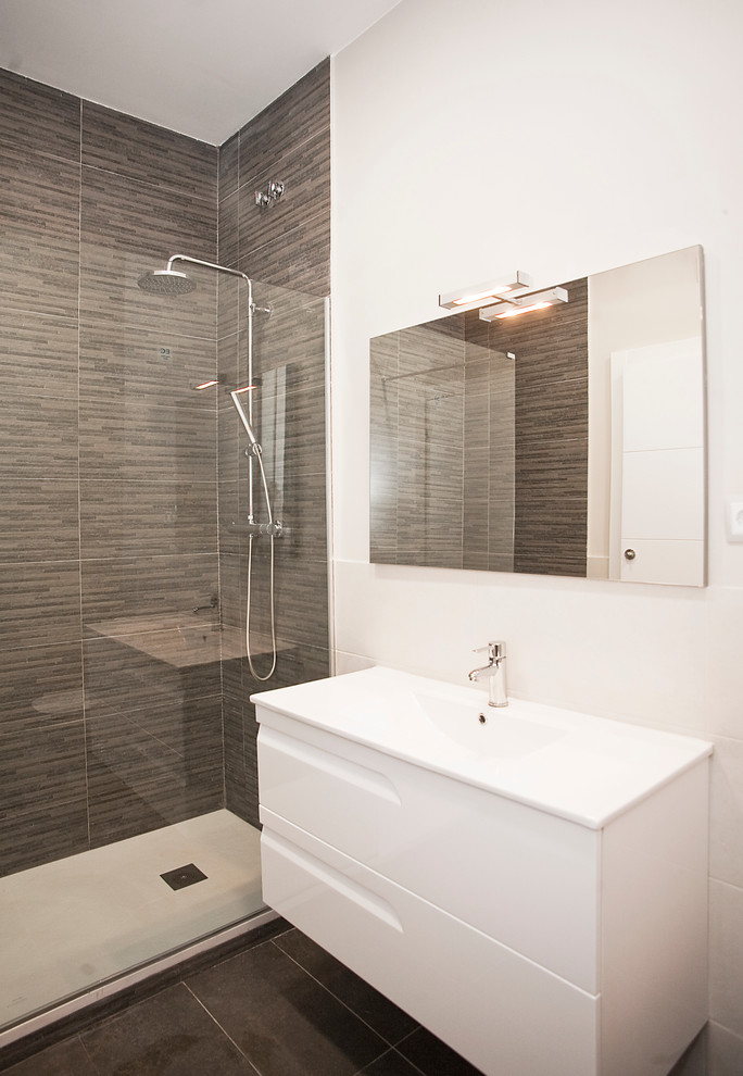 Свежая идея для дизайна: главная ванная комната среднего размера в современном стиле с белыми фасадами, угловым душем, бежевой плиткой, белыми стенами, полом из керамической плитки, раковиной с несколькими смесителями и раздельным унитазом - отличное фото интерьера