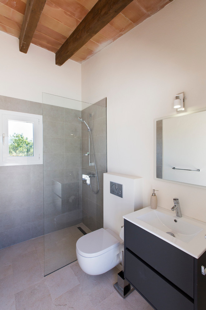 Foto på ett mellanstort funkis badrum med dusch, med släta luckor, svarta skåp, en kantlös dusch, en toalettstol med separat cisternkåpa, vita väggar och ett integrerad handfat