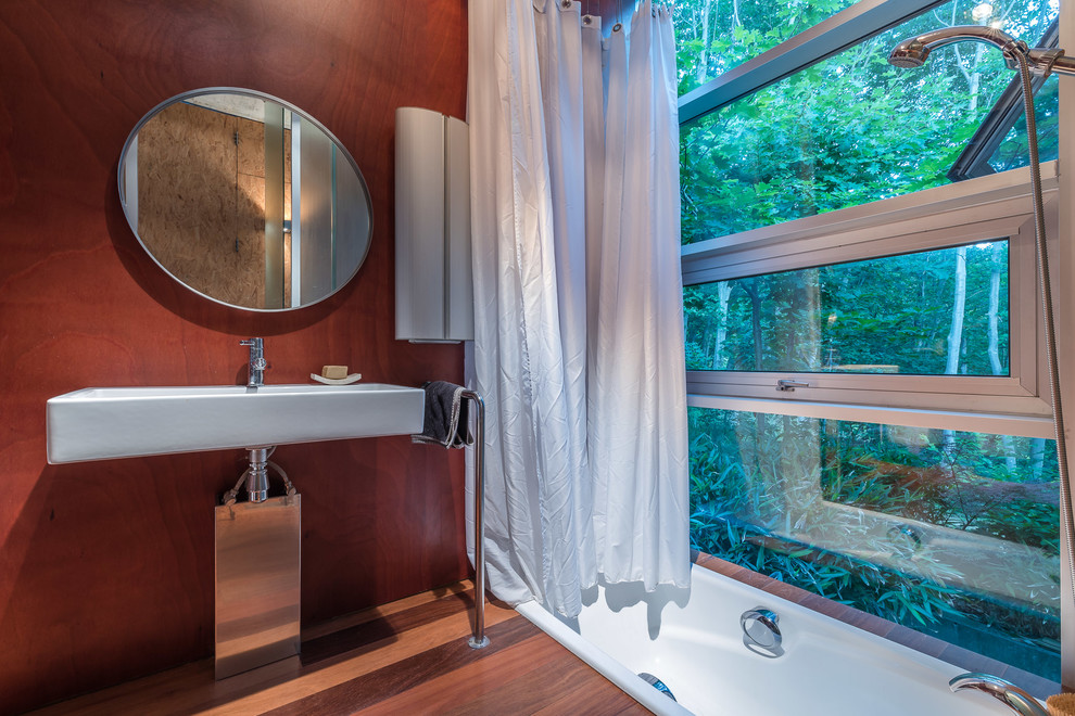 Immagine di una piccola stanza da bagno con doccia industriale con vasca da incasso, vasca/doccia e lavabo sospeso