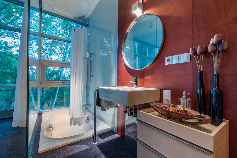 Свежая идея для дизайна: маленькая главная ванная комната в стиле лофт с плоскими фасадами, светлыми деревянными фасадами, накладной ванной, душем над ванной, красными стенами и подвесной раковиной для на участке и в саду - отличное фото интерьера