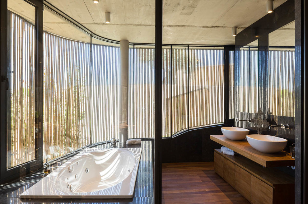 Idee per una stanza da bagno padronale contemporanea di medie dimensioni con vasca idromassaggio, vasca/doccia e lavabo a bacinella