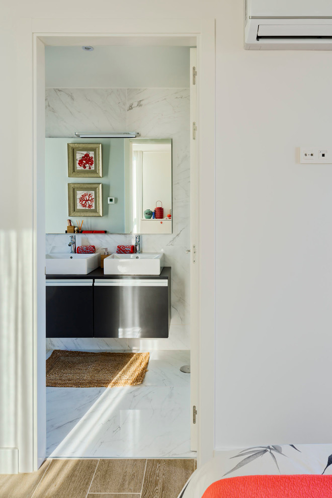 Idee per una stanza da bagno padronale design di medie dimensioni con ante lisce, ante nere, doccia a filo pavimento, piastrelle in ceramica, pareti bianche, pavimento con piastrelle in ceramica e lavabo a bacinella