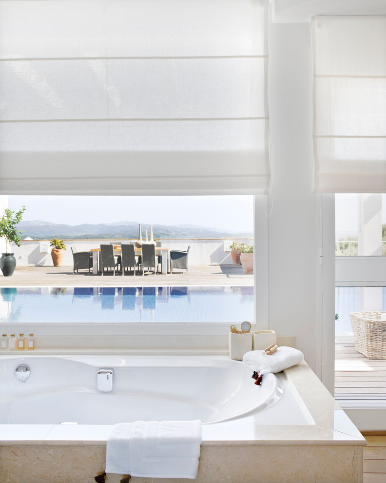 Стильный дизайн: ванная комната в скандинавском стиле с зеркалом с подсветкой - последний тренд