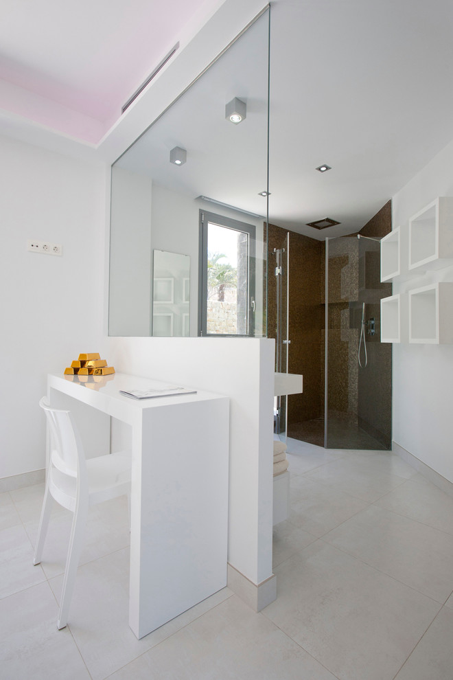 На фото: ванная комната в современном стиле с угловым душем, белыми стенами и душем с распашными дверями