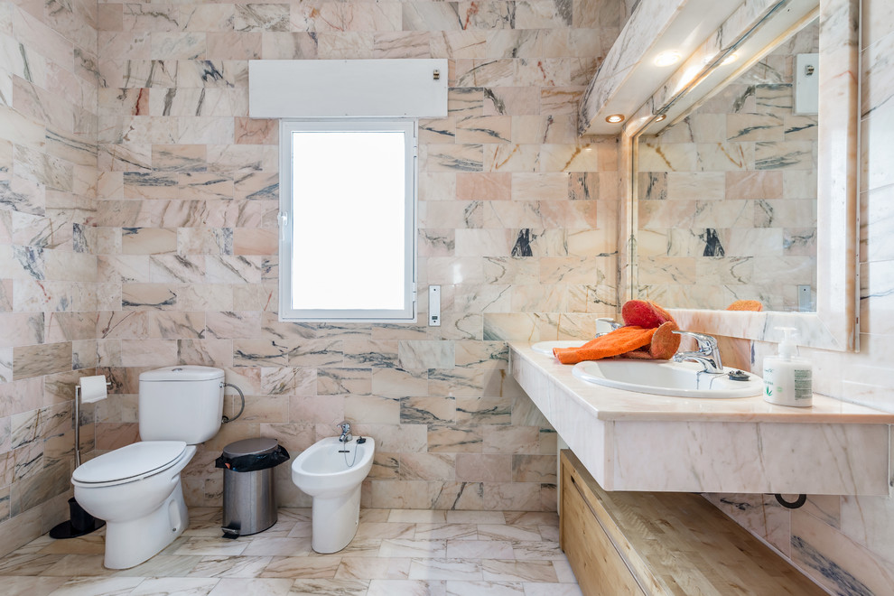 Immagine di un'ampia stanza da bagno con doccia country con bidè, piastrelle rosa, pareti rosa, lavabo da incasso e top rosa