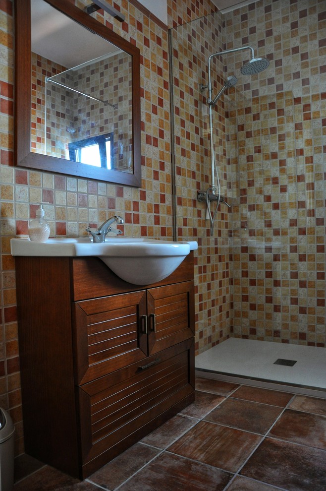 Idéer för att renovera ett mellanstort rustikt vit vitt badrum med dusch, med möbel-liknande, skåp i mellenmörkt trä, våtrum, en toalettstol med separat cisternkåpa, beige kakel, perrakottakakel, beige väggar, klinkergolv i terrakotta, ett integrerad handfat, kaklad bänkskiva, rött golv och med dusch som är öppen