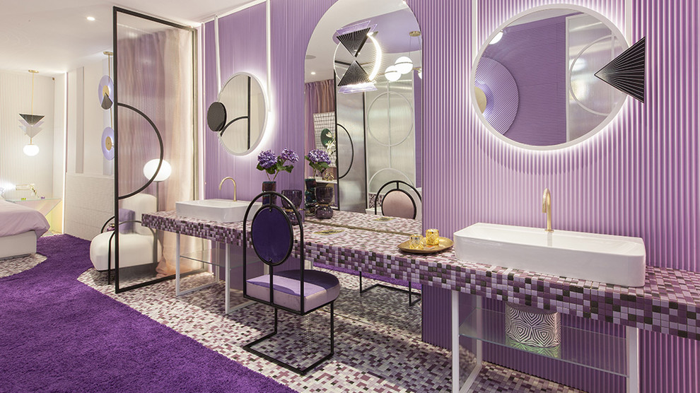 На фото: огромная ванная комната в морском стиле с фиолетовыми стенами, полом из мозаичной плитки, фиолетовым полом и фиолетовой столешницей