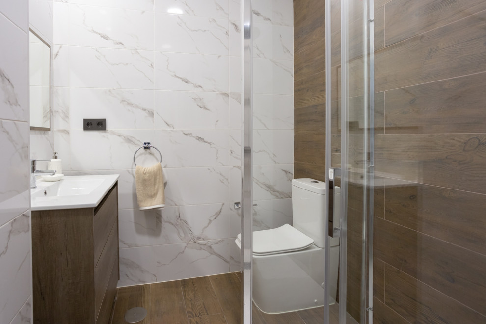 Idee per una stanza da bagno padronale minimalista di medie dimensioni con piastrelle effetto legno, pavimento con piastrelle effetto legno, porta doccia scorrevole e mobile bagno sospeso