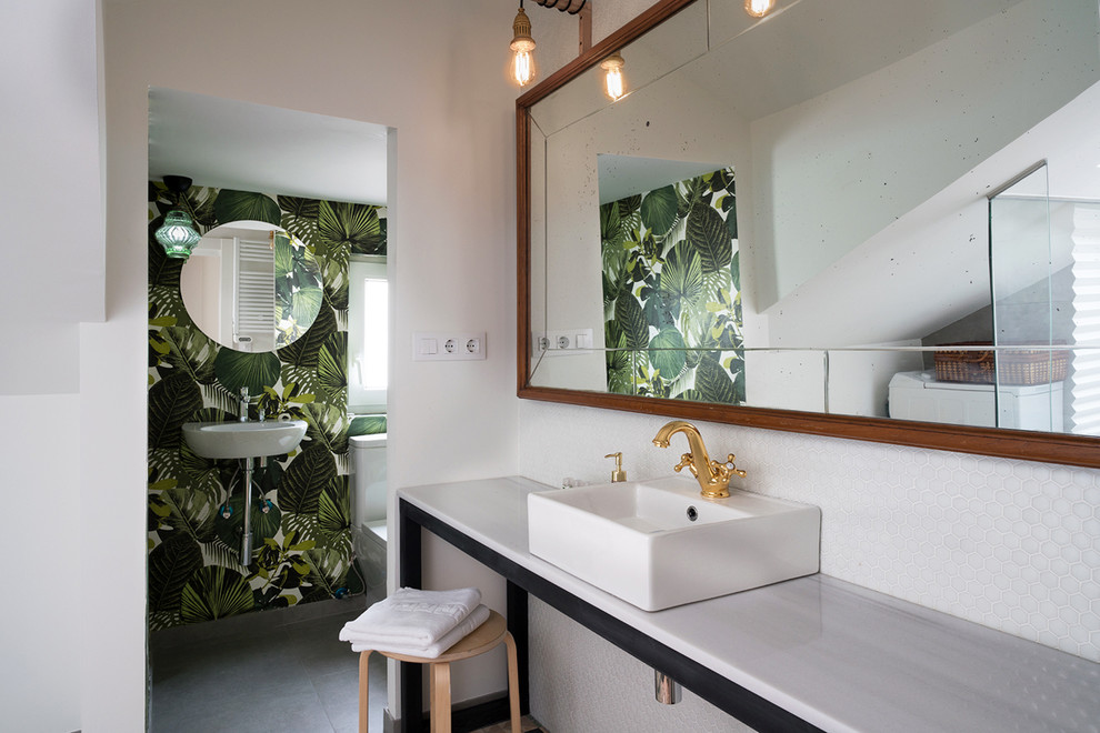 Foto di una grande stanza da bagno padronale classica con piastrelle bianche, piastrelle a mosaico, pareti bianche, pavimento verde e top bianco