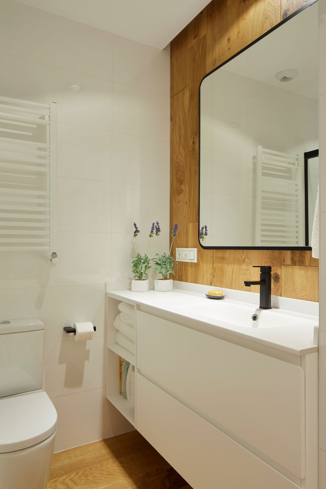 Idéer för att renovera ett mellanstort funkis vit vitt badrum med dusch, med släta luckor, vita skåp, vit kakel, porslinskakel, bruna väggar, ett integrerad handfat och brunt golv