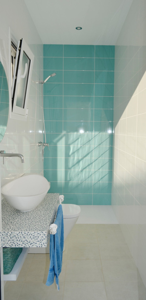 Идея дизайна: маленькая ванная комната в современном стиле с открытыми фасадами, синими фасадами, угловым душем, синей плиткой, настольной раковиной, бежевым полом, открытым душем, синей столешницей, тумбой под одну раковину и встроенной тумбой для на участке и в саду