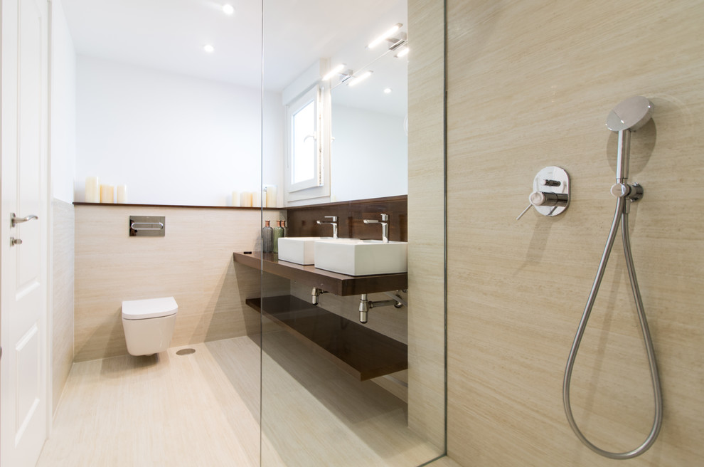 Свежая идея для дизайна: главная ванная комната среднего размера в современном стиле с открытыми фасадами, темными деревянными фасадами, душем без бортиков, бежевыми стенами, настольной раковиной, столешницей из дерева и бежевым полом - отличное фото интерьера