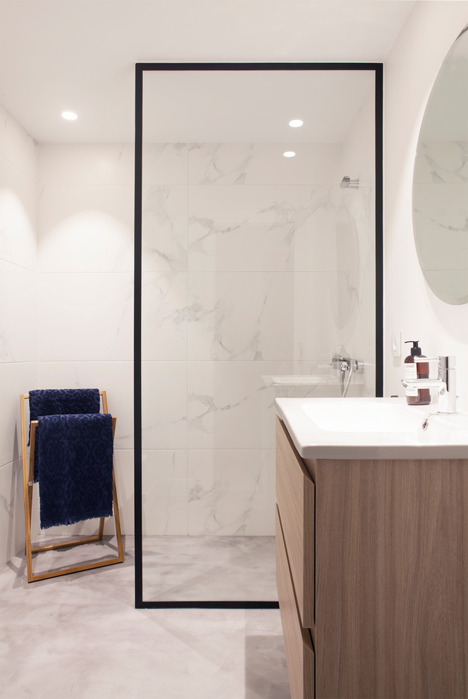 Foto de cuarto de baño moderno con microcemento