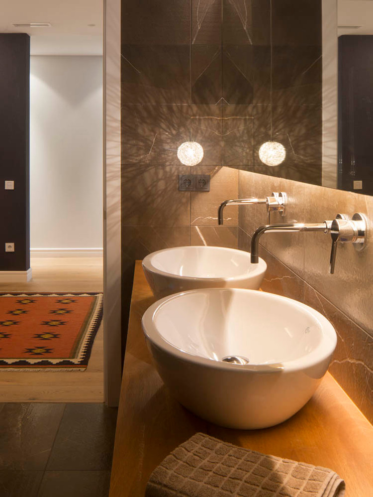 Diseño de cuarto de baño principal nórdico de tamaño medio con lavabo sobreencimera