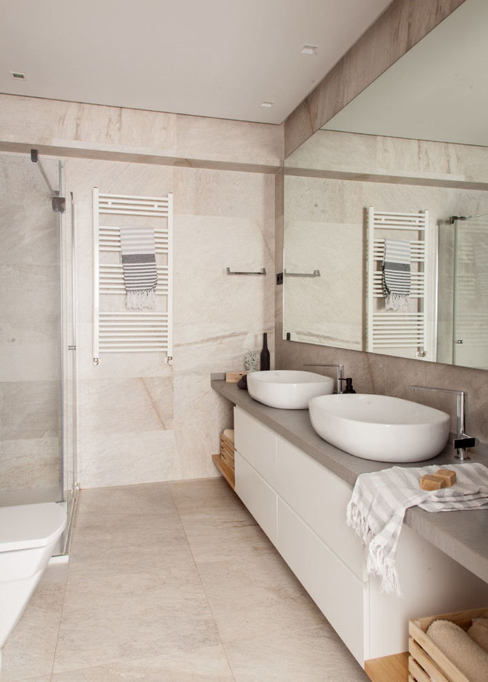 Idéer för att renovera ett funkis grå grått badrum med dusch, med släta luckor, vita skåp, en hörndusch, ett fristående handfat, dusch med skjutdörr, beige kakel, beige väggar och beiget golv