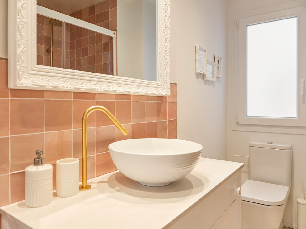 Пример оригинального дизайна: маленькая главная ванная комната в скандинавском стиле с открытыми фасадами, белыми фасадами, душем без бортиков, розовой плиткой, керамической плиткой, разноцветными стенами, полом из керамогранита, консольной раковиной, столешницей из плитки, серым полом, душем с раздвижными дверями, белой столешницей, тумбой под одну раковину и напольной тумбой для на участке и в саду