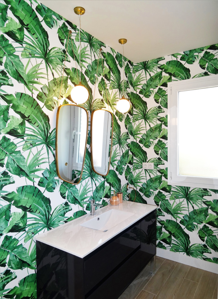 Imagen de cuarto de baño tropical de tamaño medio con paredes multicolor
