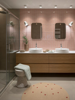Salle De Bain Avec Un Carrelage Rose Et Un Sol En Bois Fonce Photos Et Idees Deco De Salles De Bain Aout 2021 Houzz Fr