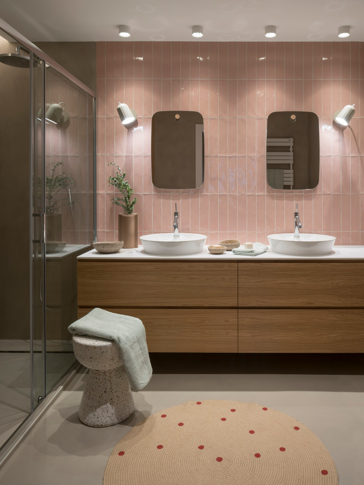 Идея дизайна: большая детская ванная комната в современном стиле с фасадами островного типа, белыми фасадами, розовой плиткой, керамической плиткой, розовыми стенами, темным паркетным полом, коричневым полом и серой столешницей