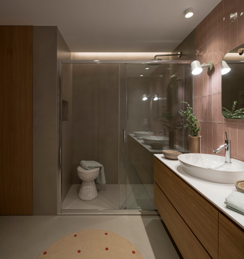 Aménagement d'une grande salle de bain contemporaine pour enfant avec un placard en trompe-l'oeil, des portes de placard blanches, un carrelage rose, des carreaux de céramique, un mur rose, parquet foncé, un sol marron et un plan de toilette gris.
