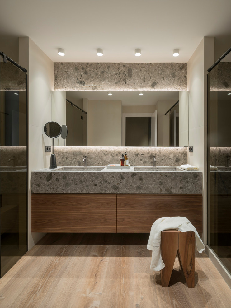 Свежая идея для дизайна: большая главная ванная комната в современном стиле с фасадами островного типа, серыми фасадами, бежевыми стенами, темным паркетным полом, коричневым полом и серой столешницей - отличное фото интерьера