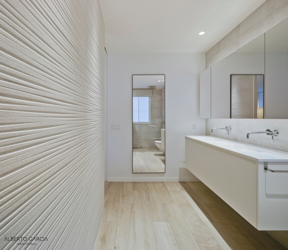 Mediterranes Duschbad mit weißen Schränken, Eckdusche, Wandtoilette, grauer Wandfarbe und Wandwaschbecken in Sonstige
