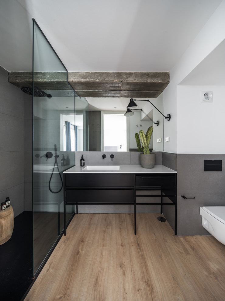 Свежая идея для дизайна: ванная комната в современном стиле с черными фасадами, душем без бортиков, серой плиткой, белыми стенами, душевой кабиной, монолитной раковиной, бежевым полом, открытым душем, белой столешницей и плоскими фасадами - отличное фото интерьера