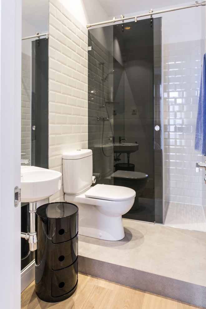 Inspiration för mellanstora moderna badrum med dusch, med en dusch i en alkov, en toalettstol med separat cisternkåpa, vita väggar och ett väggmonterat handfat