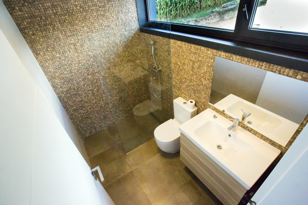 Réalisation d'une salle d'eau minimaliste de taille moyenne avec un placard en trompe-l'oeil, une douche ouverte, WC à poser, des carreaux de céramique, un mur beige, un sol en carrelage de céramique, un sol marron et un plan de toilette blanc.