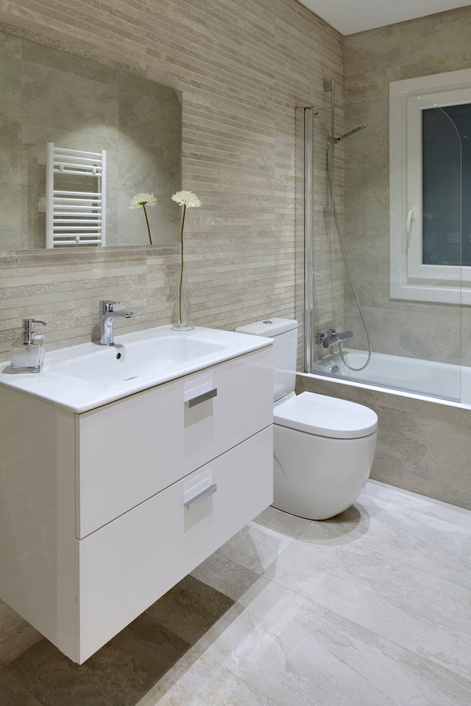 На фото: главная ванная комната среднего размера в скандинавском стиле с плоскими фасадами, белыми фасадами, ванной в нише, душем над ванной, раздельным унитазом, бежевыми стенами и монолитной раковиной