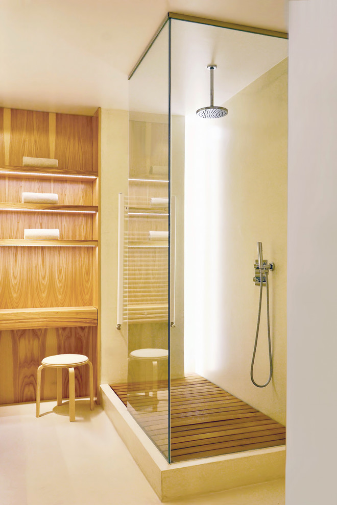 Diseño de cuarto de baño escandinavo con microcemento