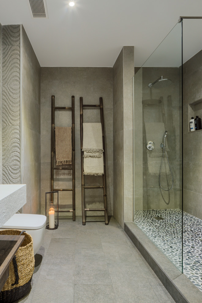 Источник вдохновения для домашнего уюта: ванная комната в стиле фьюжн с зеркалом с подсветкой