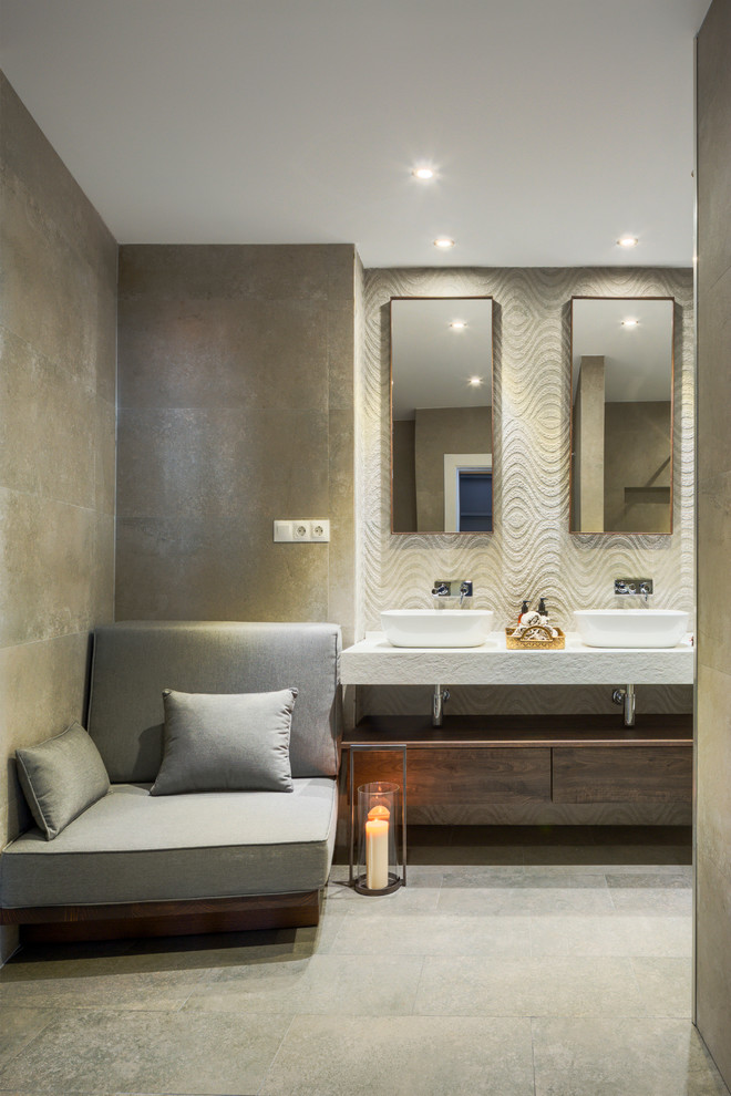 На фото: главная ванная комната в стиле фьюжн с плоскими фасадами, темными деревянными фасадами, бежевой плиткой, бежевыми стенами, полом из цементной плитки, настольной раковиной, бежевым полом и белой столешницей