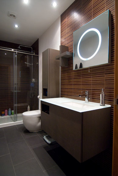 Идея дизайна: ванная комната среднего размера в современном стиле с плоскими фасадами, темными деревянными фасадами, раздельным унитазом, коричневой плиткой, коричневыми стенами, полом из керамической плитки, подвесной раковиной, столешницей из кварцита и душем в нише