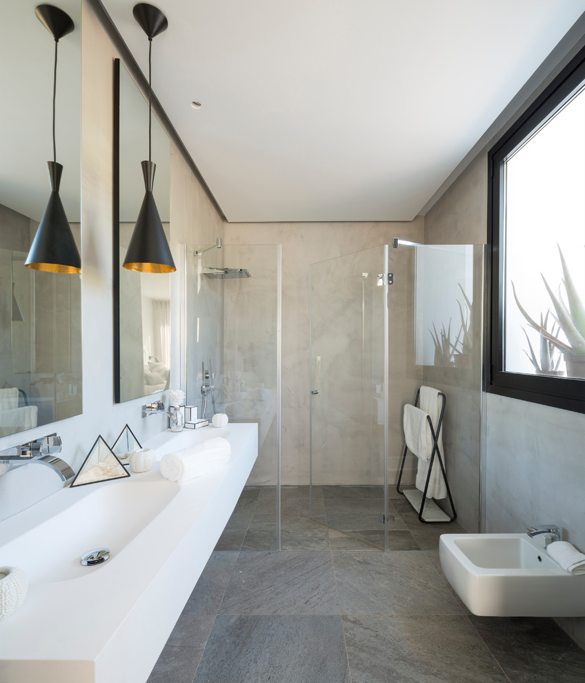 На фото: ванная комната среднего размера в современном стиле с душем без бортиков, биде, душевой кабиной, монолитной раковиной и душем с распашными дверями с