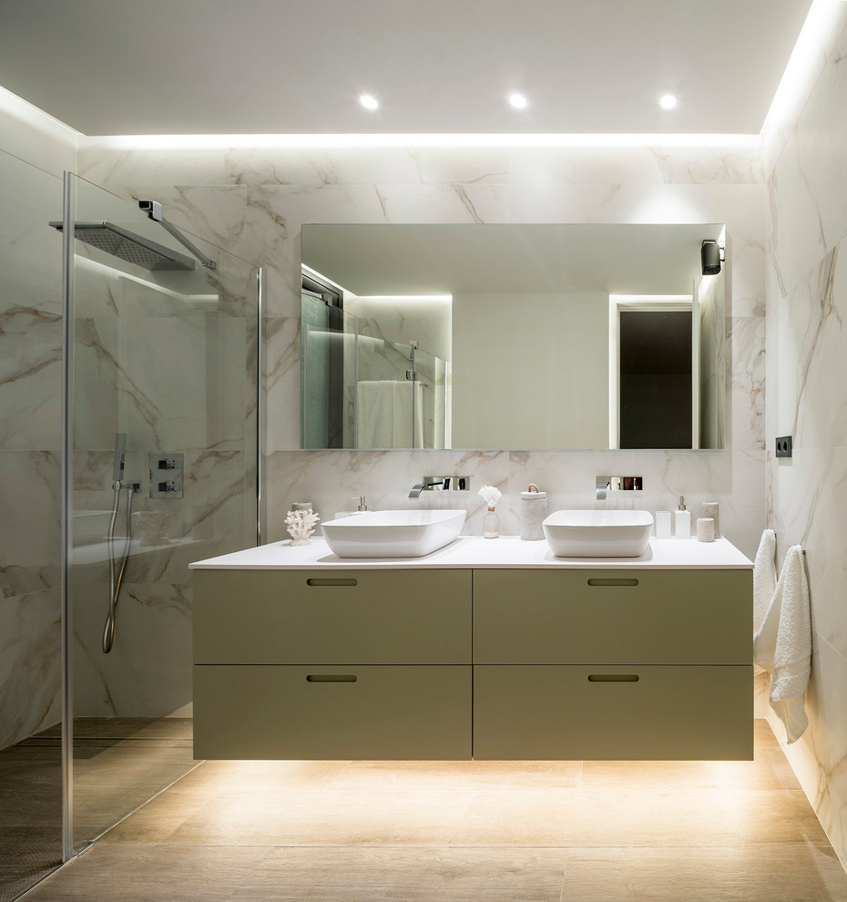 Großes Modernes Badezimmer En Suite mit bodengleicher Dusche und Aufsatzwaschbecken in Bilbao