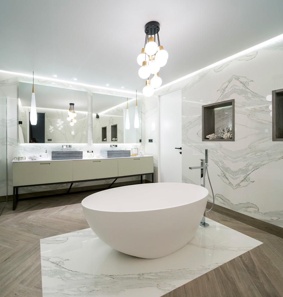 Diseño de cuarto de baño principal contemporáneo grande con bañera exenta y combinación de ducha y bañera