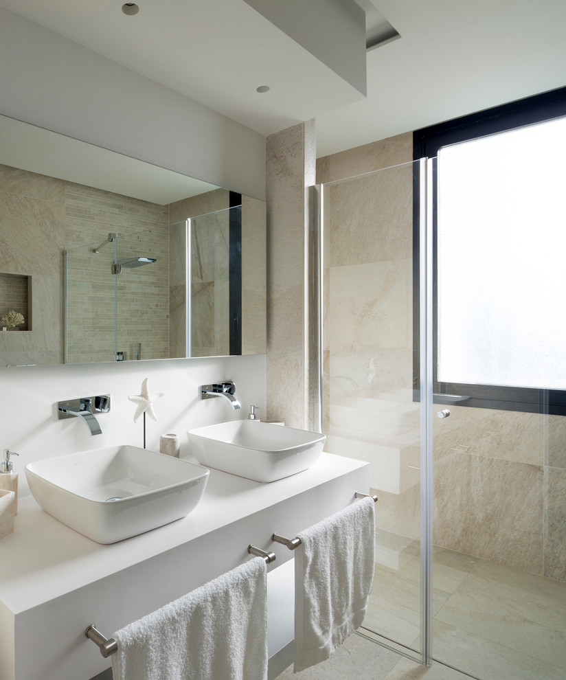 Imagen de cuarto de baño principal contemporáneo de tamaño medio con ducha a ras de suelo y lavabo sobreencimera