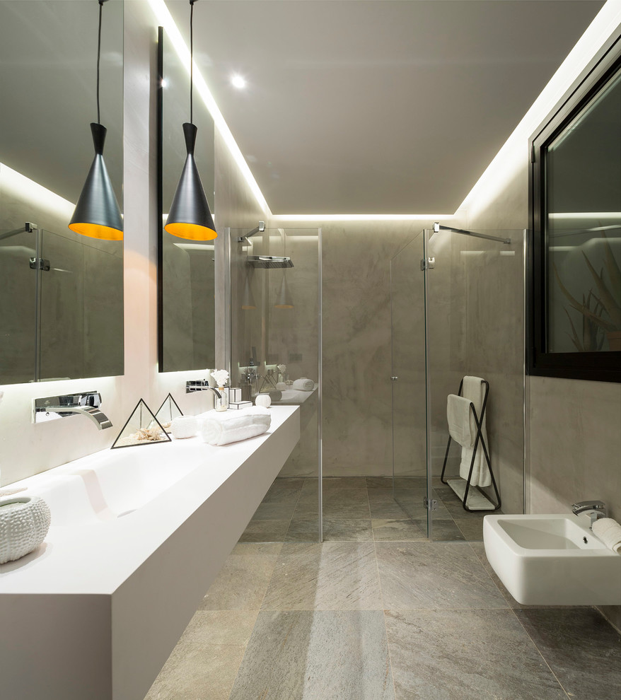 Großes Modernes Duschbad mit bodengleicher Dusche, Bidet und integriertem Waschbecken in Bilbao