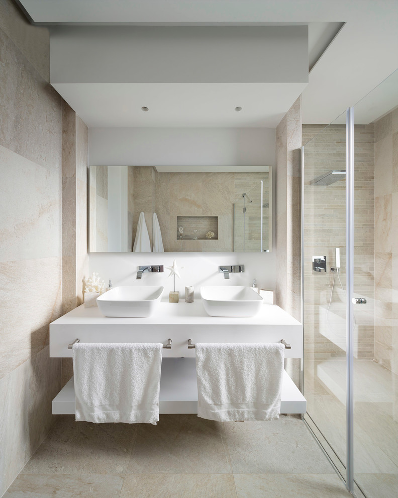 Свежая идея для дизайна: главная ванная комната среднего размера в современном стиле с настольной раковиной - отличное фото интерьера