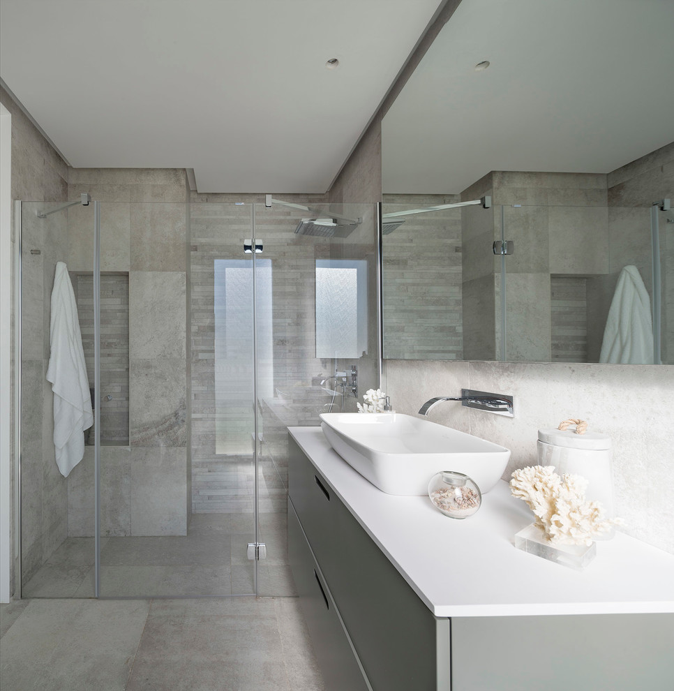 This is an example of a medium sized contemporary ensuite bathroom in Bilbao with flat-panel cabinets, a built-in shower and a vessel sink.