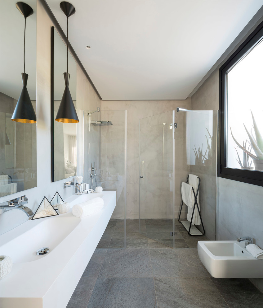 Imagen de cuarto de baño principal contemporáneo de tamaño medio con ducha doble, bidé y lavabo integrado