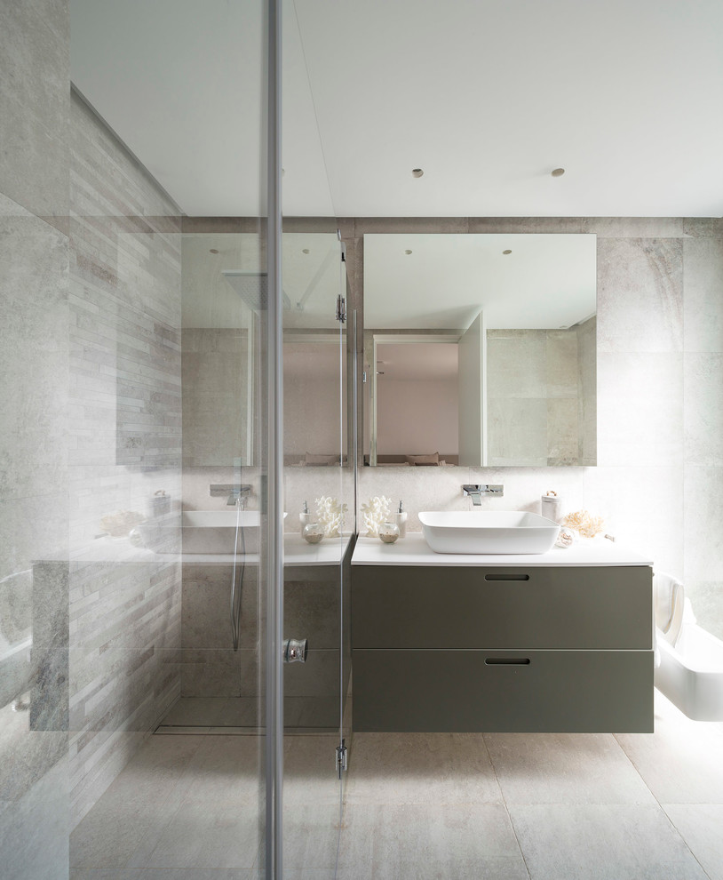На фото: главная ванная комната среднего размера в современном стиле с настольной раковиной с